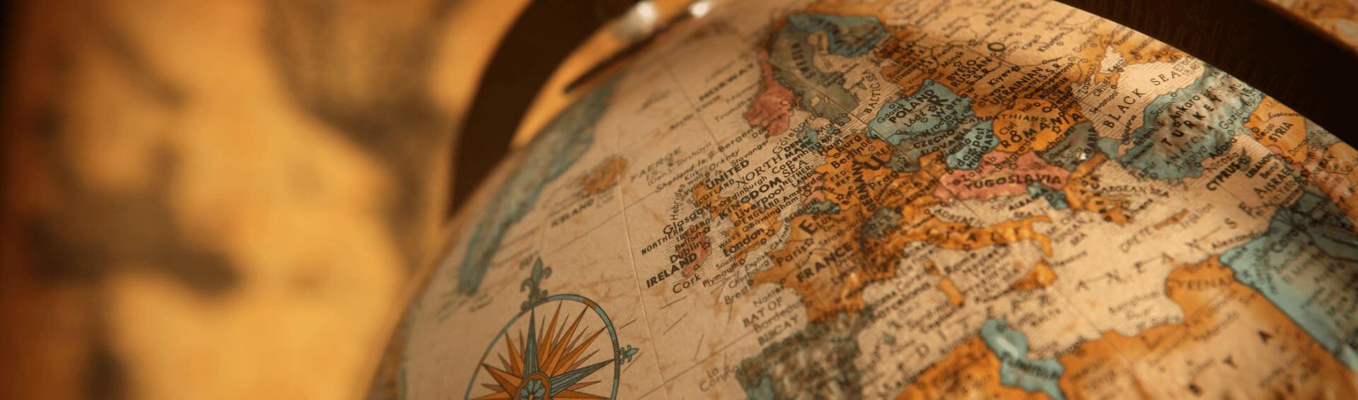 Globo antico che mostra l'Europa e il Medio Oriente.